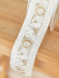Gold embroidered lace / 50 mm