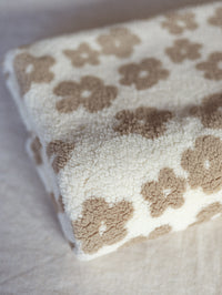 Teddy  / ecru + beige flowers