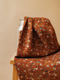 Bombaž / Terracotta + Tiny Blue Flowers